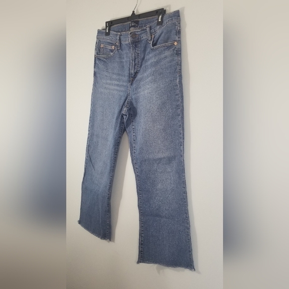 GAP Jean's. High Rise Vintage Flair. Medium Wash. Size Large 12/31R. Inseam: 26" - Picture 2 of 8